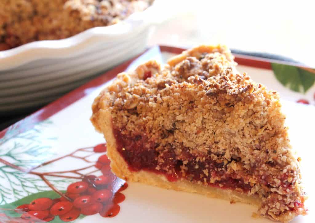 This cranberry streusel pie is a perfect holiday dessert! It's like cranberry sauce in dessert form, which makes it the perfect beautiful Christmas dessert! Add this to your holiday menu pronto! Christmas dessert recipe | Cranberry recipe | Cranberry pie