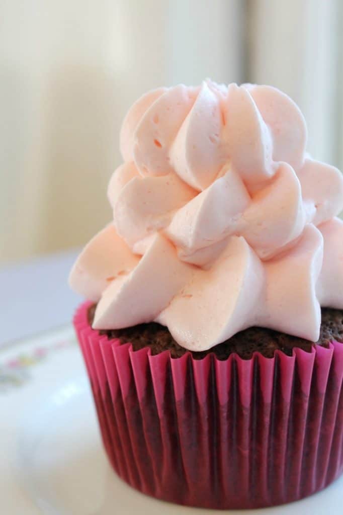 These are the absolute best chocolate cupcakes with vanilla buttercream frosting! Making lovely cupcakes at home doesn't have to be complicated. Learn how below!