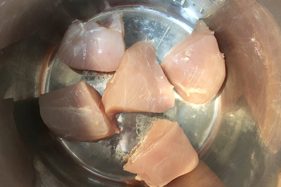 5 pieces of chicken breasts in the insert pot of an instant pot