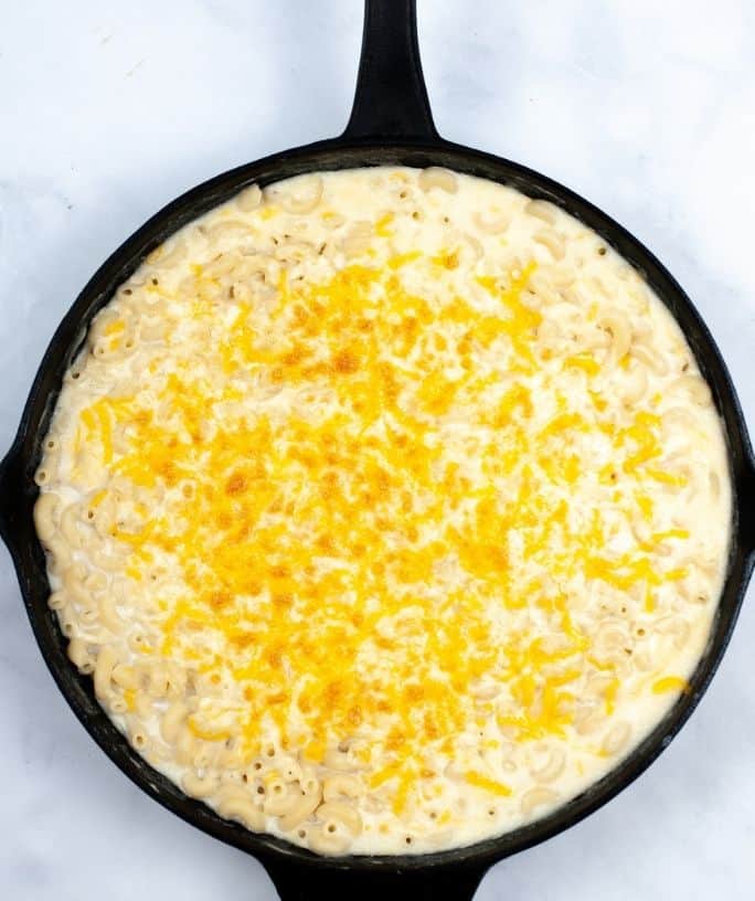 cast iron skillet with copycat cracker barrel mac and cheese baked in it