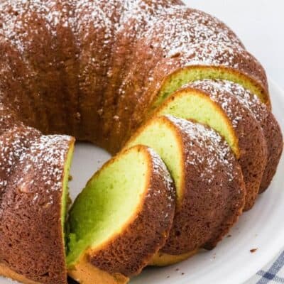 Easy Pistachio Cake – A Tasty, Crowd-Pleasing Recipe